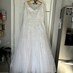 BEAUTIFUL WEDDING GOWN - AND VEIL